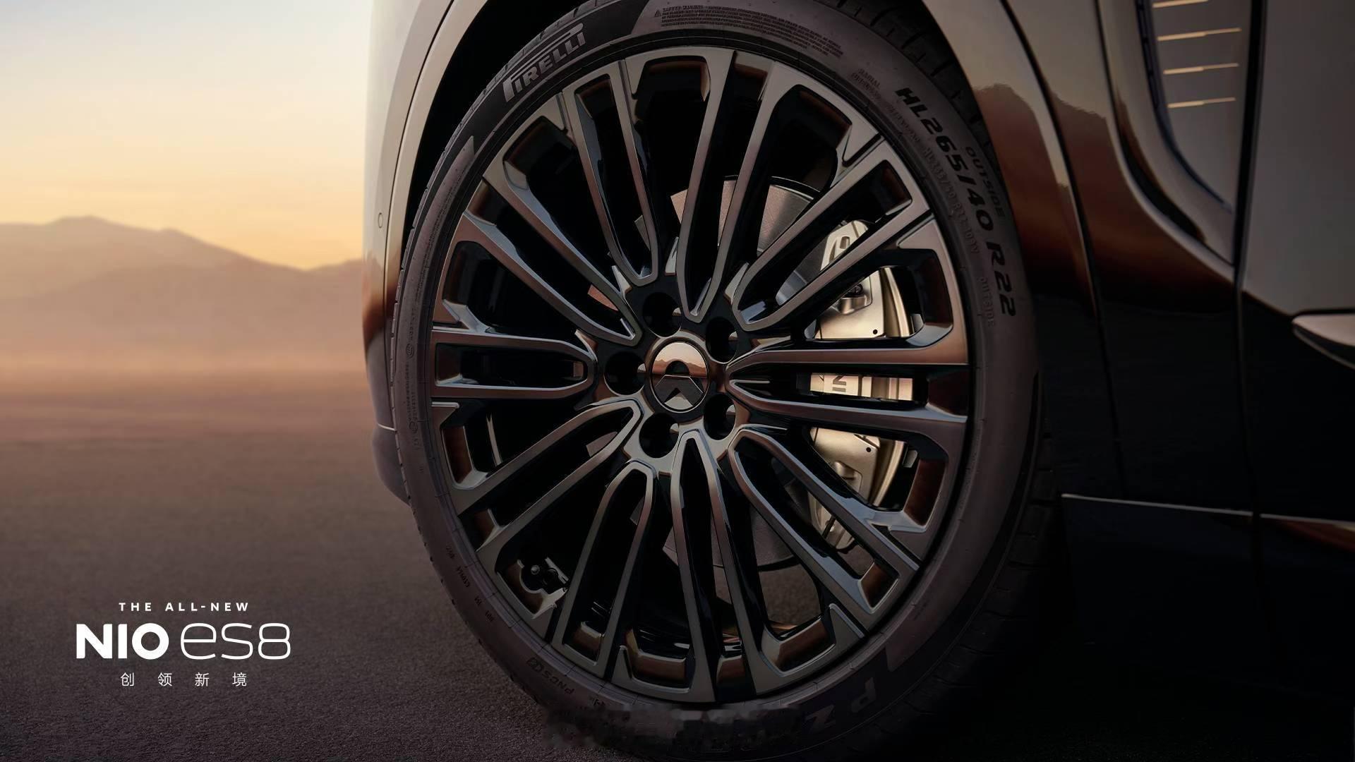 极夜黑外观，玄金工艺打造，玄蕴锋芒，金曜从容。ES8玄金特别版，乌黑色的外观，