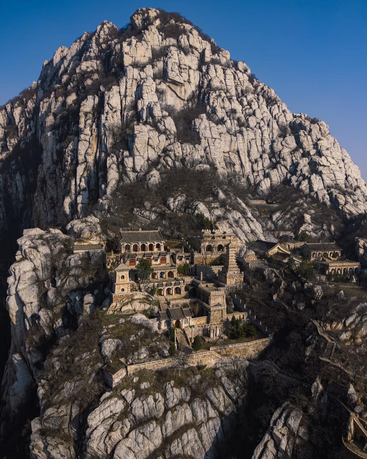 藏在嵩山之巅的禅武秘境这便是嵩山三皇寨禅它不像其他山下寺院那般喧嚣依靠山崖