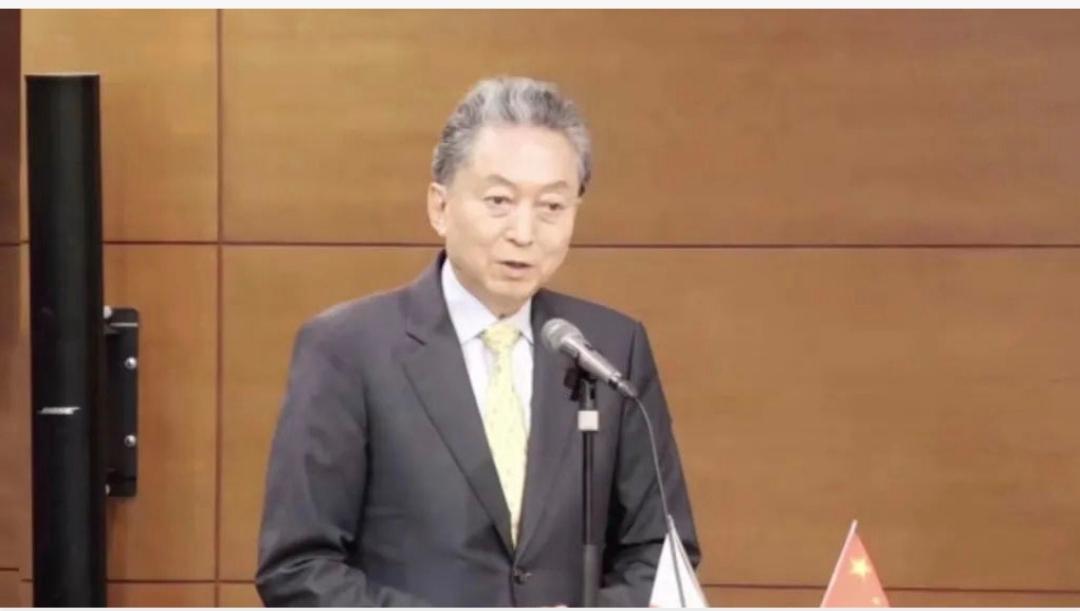 日本前首相鸠山由纪夫11月8日发文写道：“此前有人称台湾有事是日本有事，但高市首