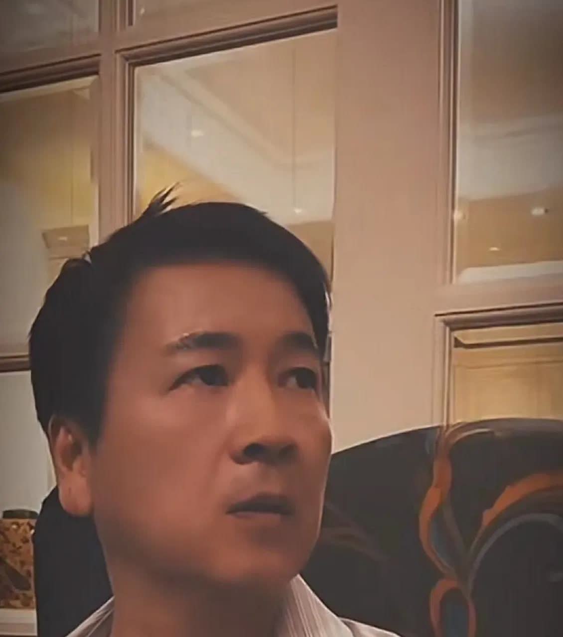 为啥赖文峰总是一脸的不高兴。那是因为，他其实本来是可以娶像杨钰莹那样的明