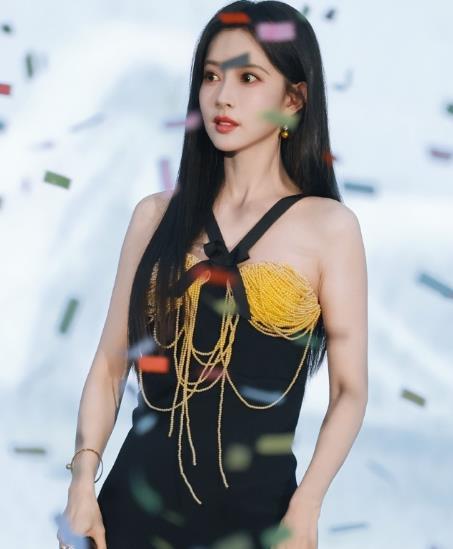 孟子义黑金吊带好美孟子义在活动上穿了CeliaKritharioti202