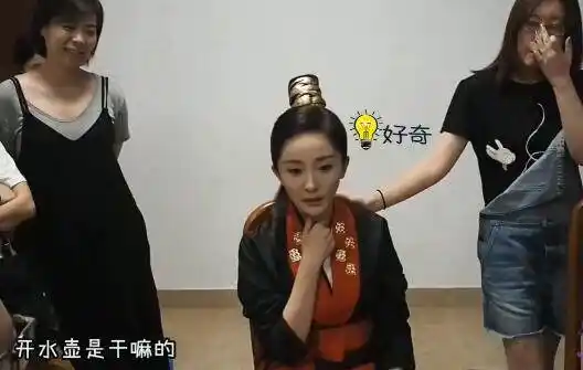 杨幂居然连自己代言过的东西都不认识。有一次杨幂在桌子上看到一个烧水壶，一脸嫌弃