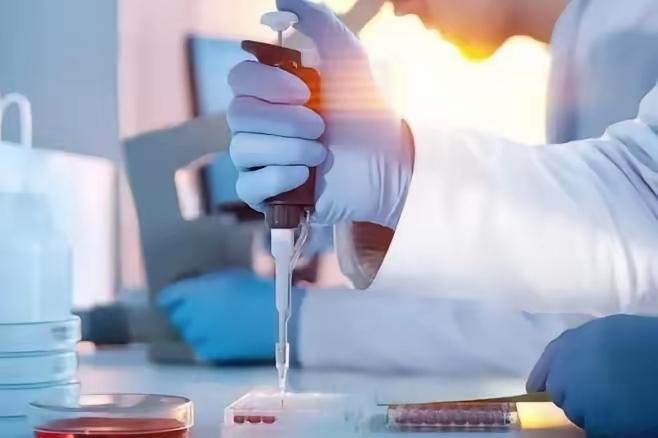 结合搜索到的中美医药产业链依赖核心数据，我将通过制药企业从业者的真实故事，具象化