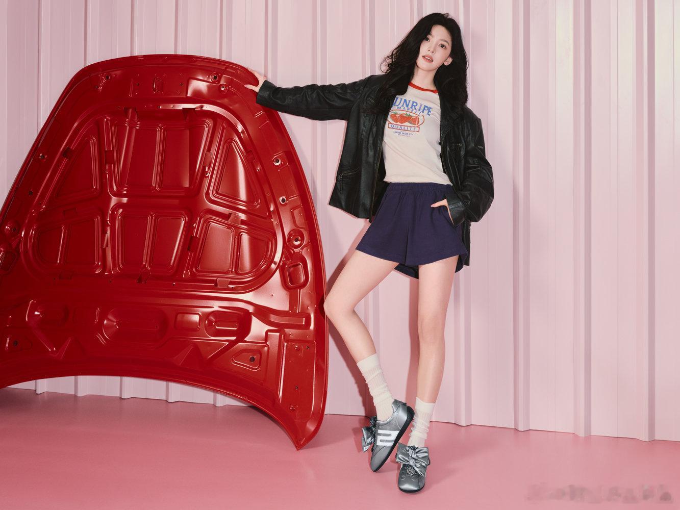 章若楠HelloKitty赛车鞋太懂反差可爱与酷感从来不是对立面，章若楠用穿搭