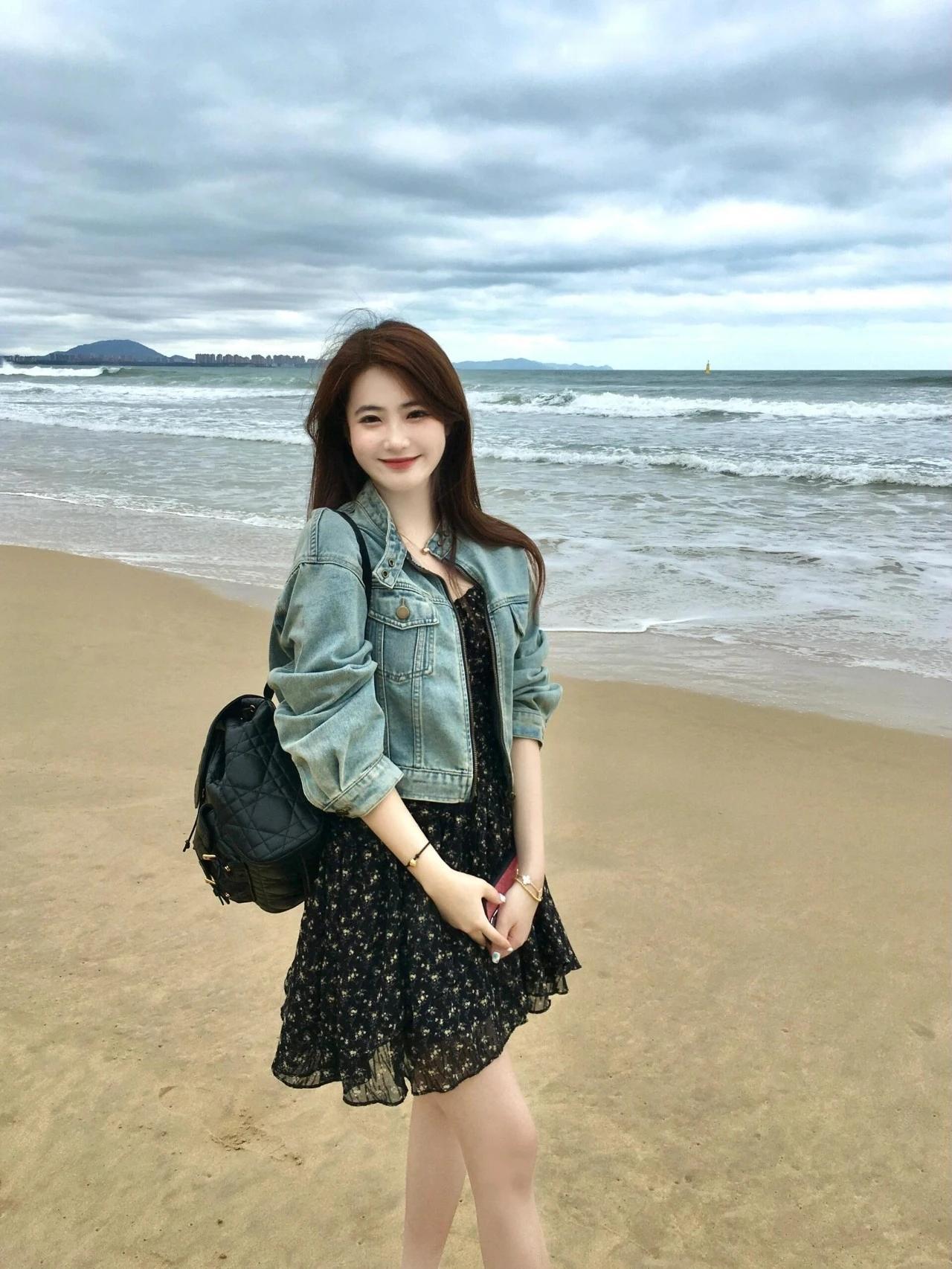 海边漫步，牛仔外套+碎花裙，元气少女的一天🌊👗💃