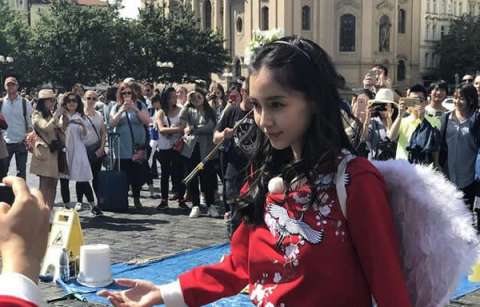 杨颖在捷克小镇头戴鲜花身背翅膀 宛如到了仙界成为天使