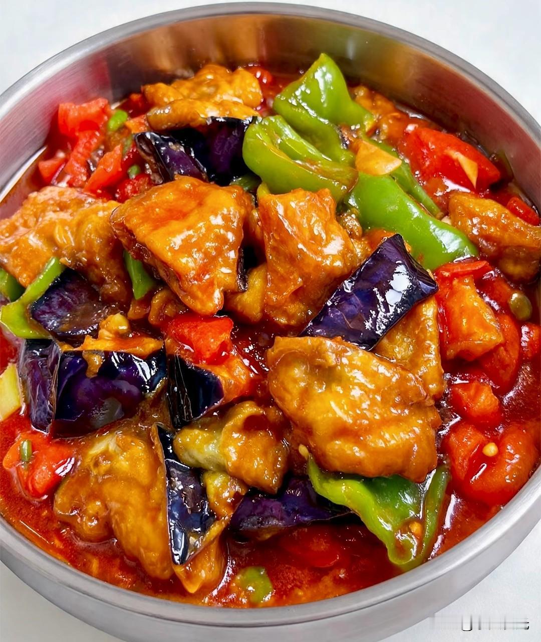 真的不夸张，活了三十多年，我从来没吃过这么入味、这么下饭的红烧茄子！这个周