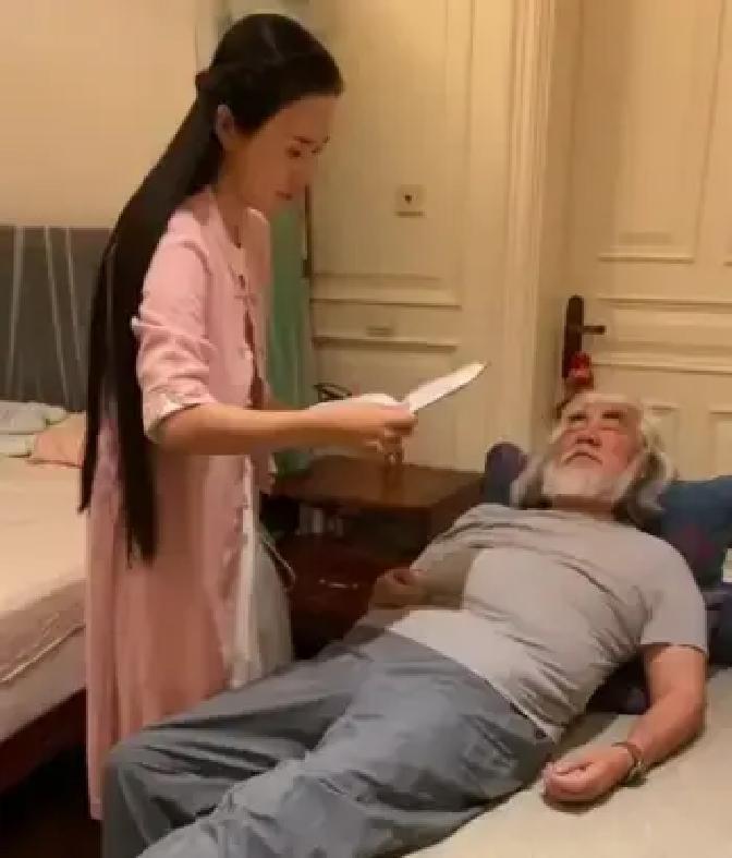 75岁的张纪中坐在8月28日晚的直播镜头前，看着妻子杜星霖直接把镜头挪走，并告诉
