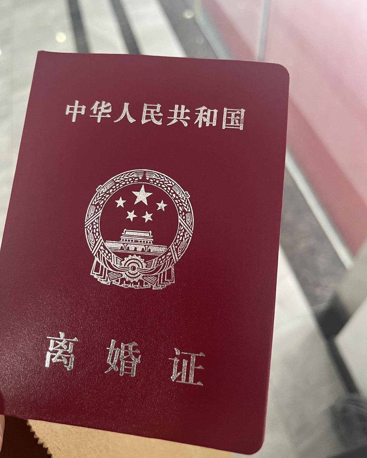 我36岁的表姐，现在真的后悔到睡不着觉。去年她嫌弃前夫性格沉闷，私下和网友暧昧