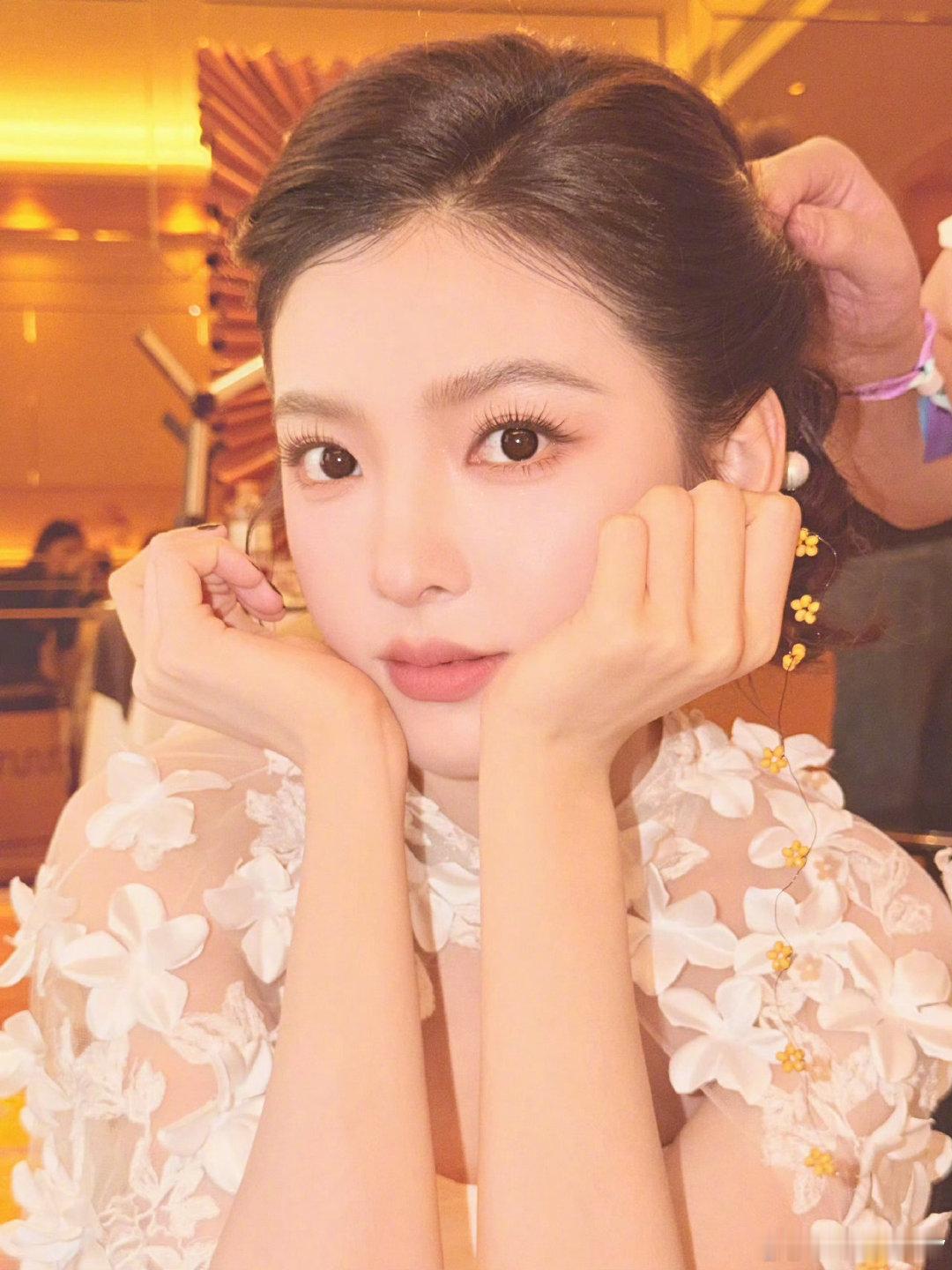 杨单给章若楠化的气质千金妆晒给化的气质千金妆，白月光的氛围感拿捏了，超美超美