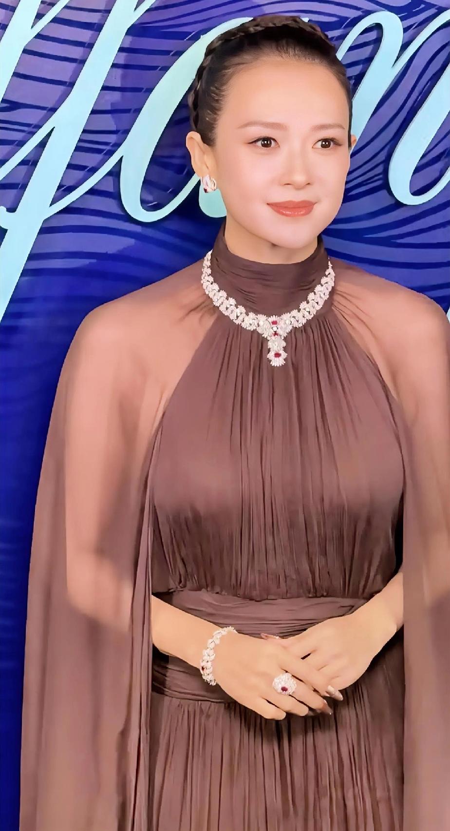 不愧是国际巨星，章子怡确实长的无可挑剔！更不可思议的是这个年龄身材还如此挺拔