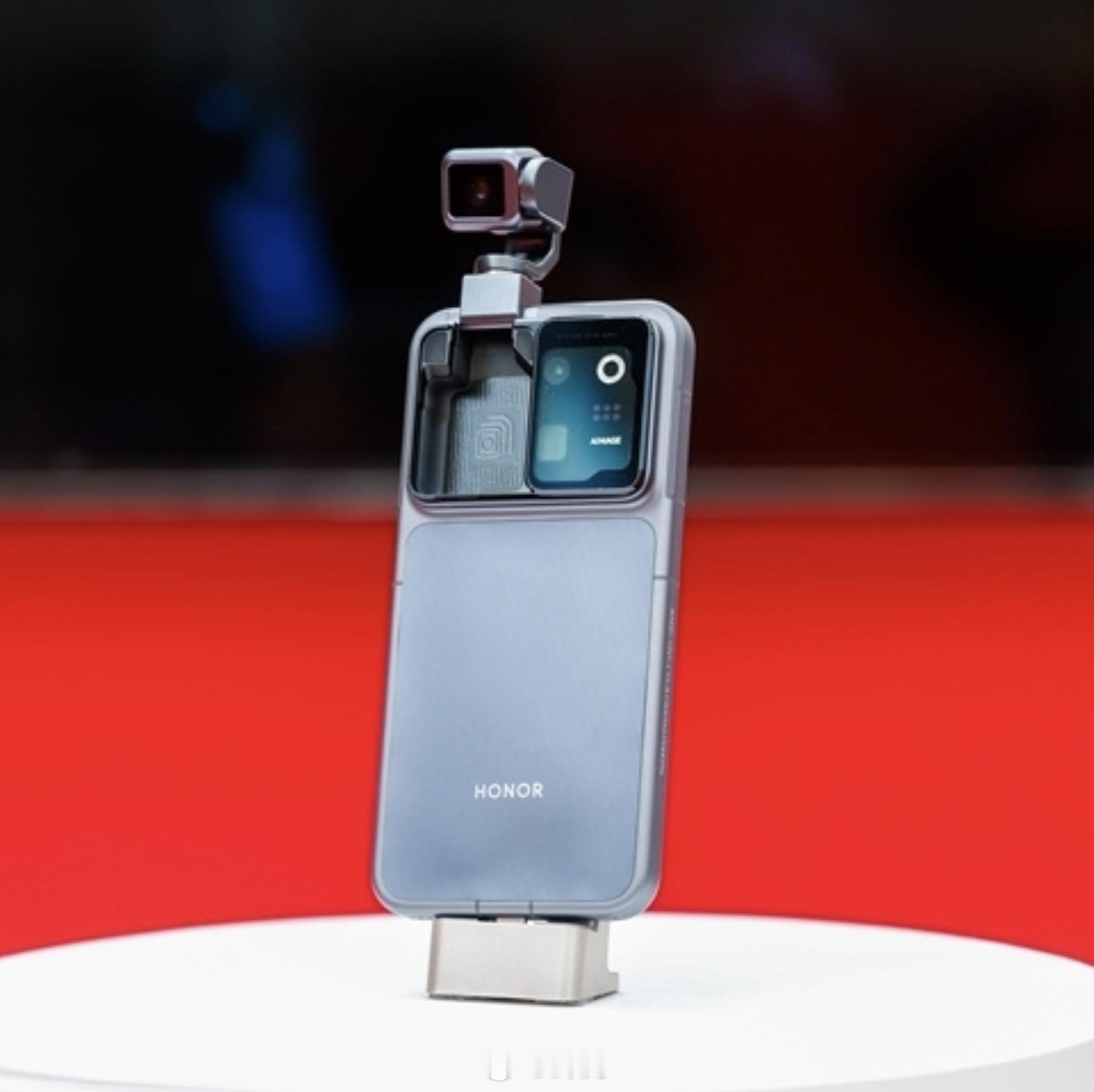 荣耀这款RobotPhone最近曝光了不少信息，估计8月就要发布了。核心卖点就