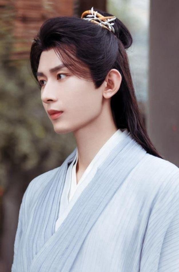 成毅和欢瑞的合同到期其实欢瑞还是很有实力的，早期的李校草，杨紫，任嘉伦，成毅等