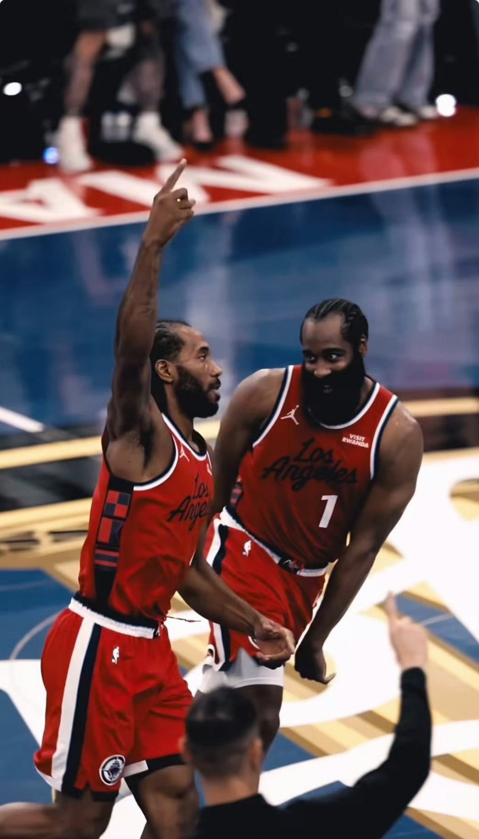 快船记者WillEudy：快船当前的时代正走向终结。球队无疑正朝着一个不得不交