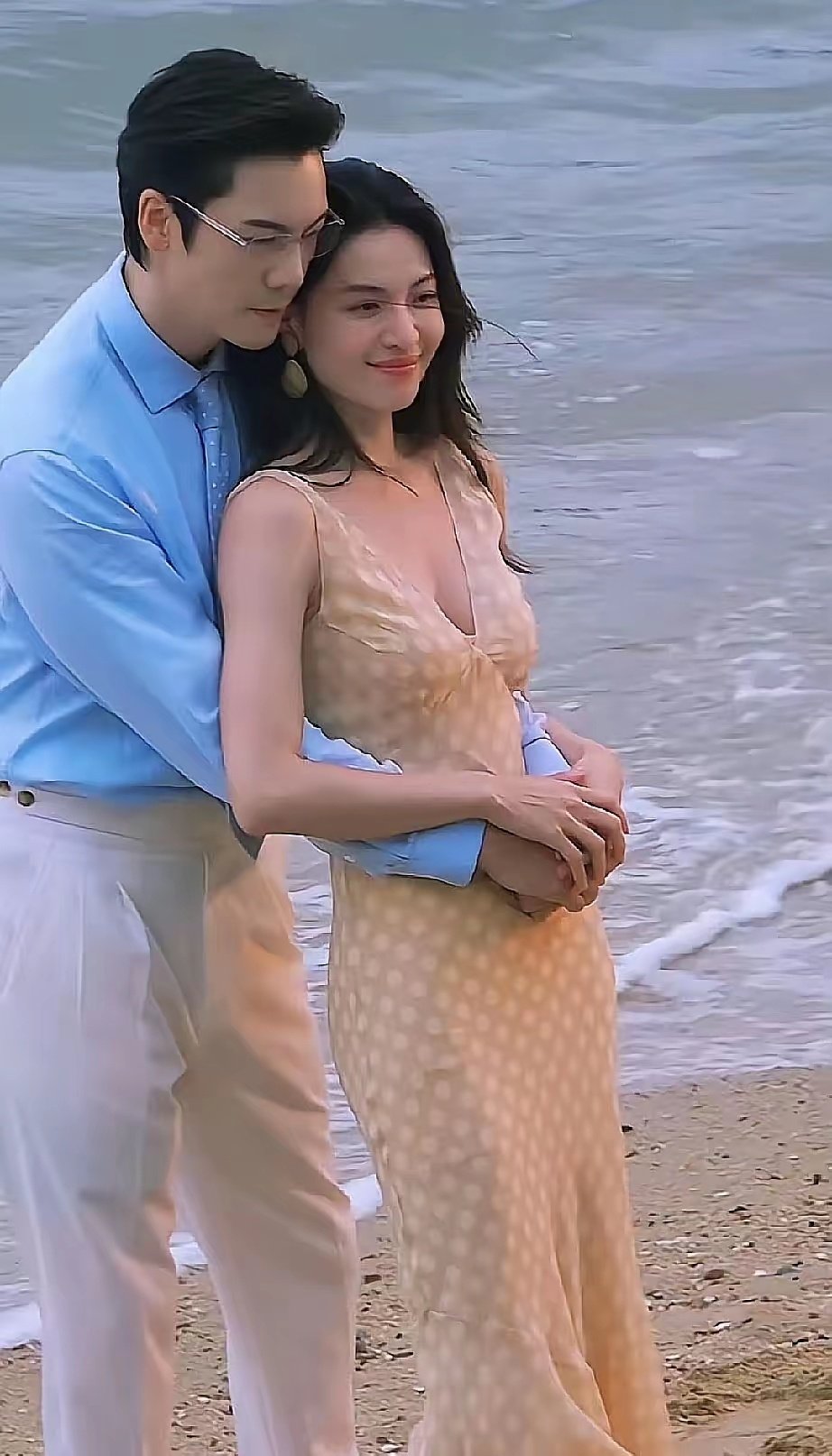 陈伟霆和钟楚曦这组海边氛围感镜头实在太出彩了！演员这行当真算得上是高危职业啊！​