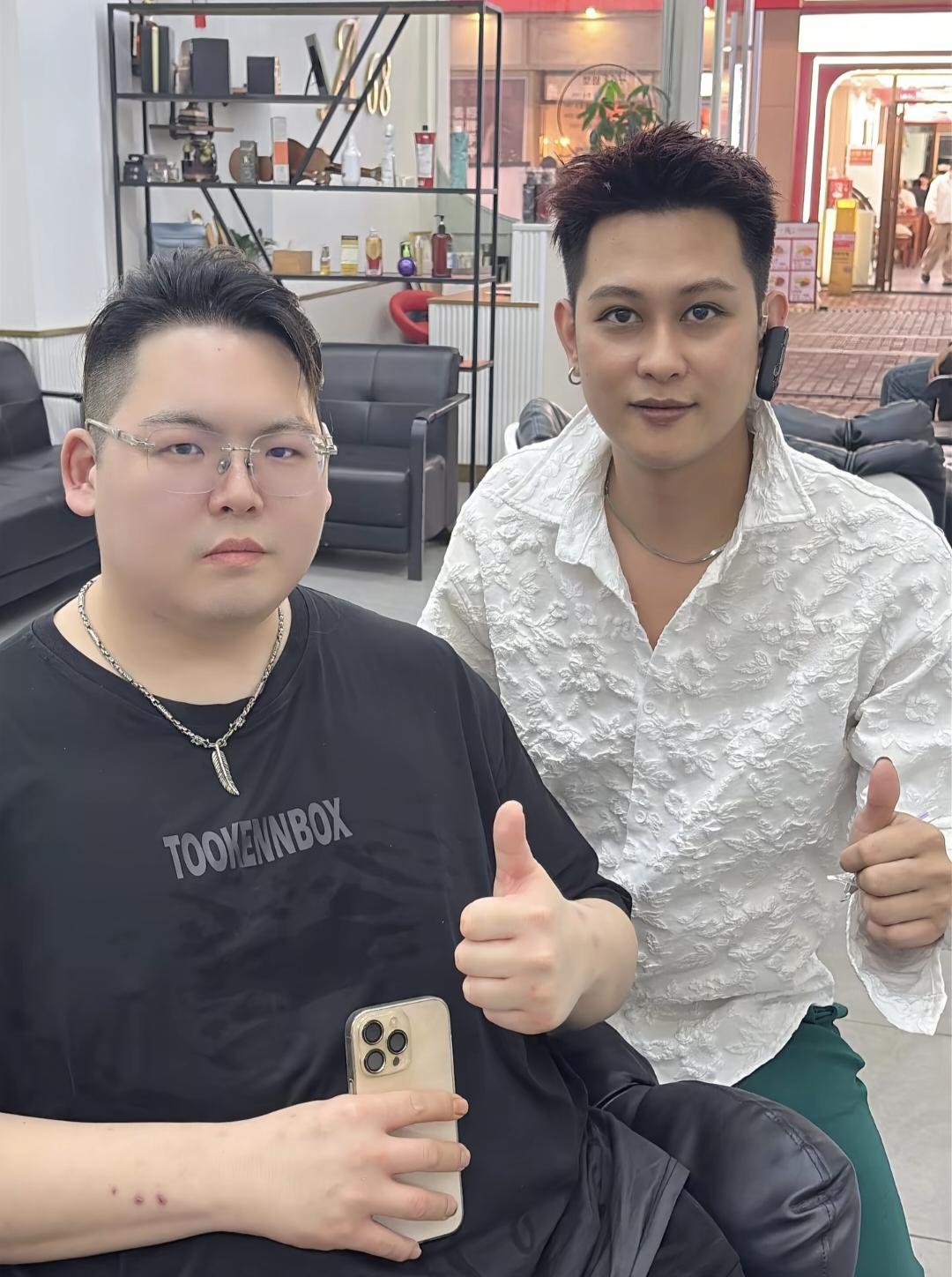 向华强和陈岚的38岁小儿子向佑现身广州一家造型工作室剪头发，他的身材胖胖的，皮肤