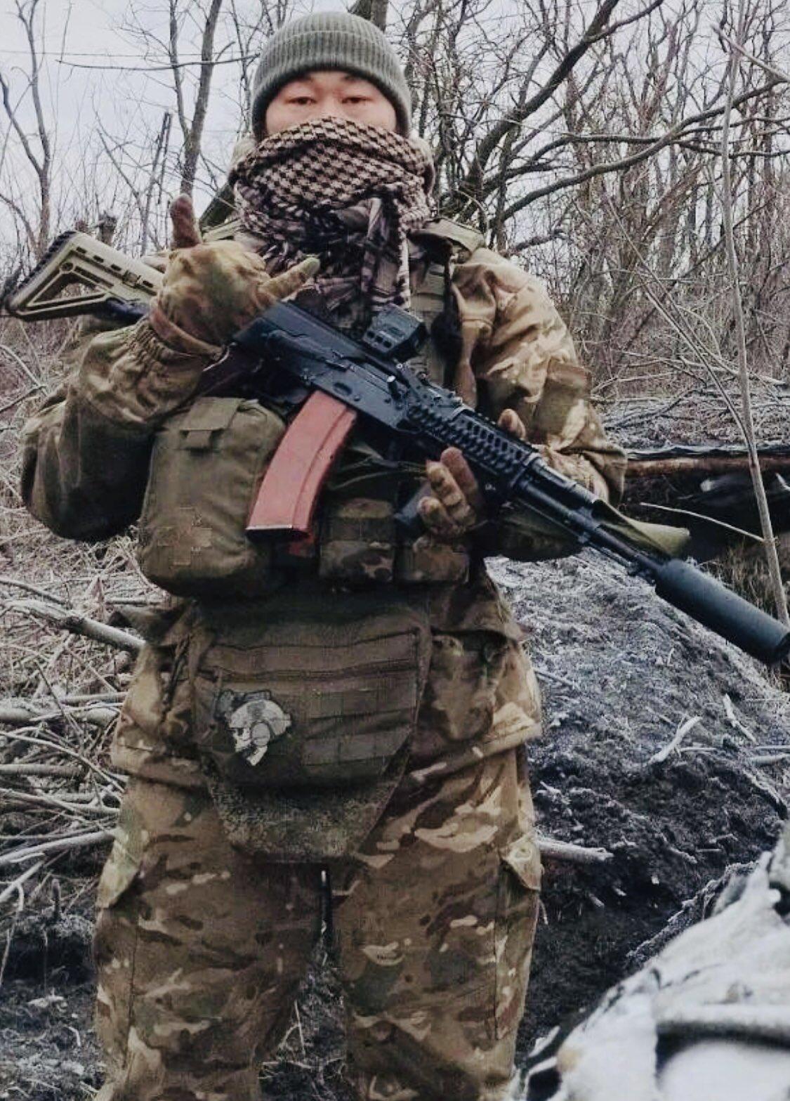 来自雅库特的罗斯蒂斯拉夫，一名志愿兵。平民生活中，他是一名设计师；到了前线，他成