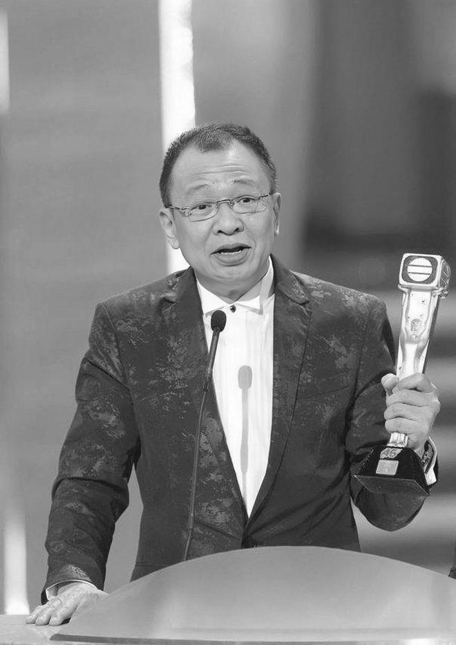 得知许绍雄去世后,89岁的谢贤一度哽咽:“讨厌我的都快走没啦!”许绍雄比谢贤