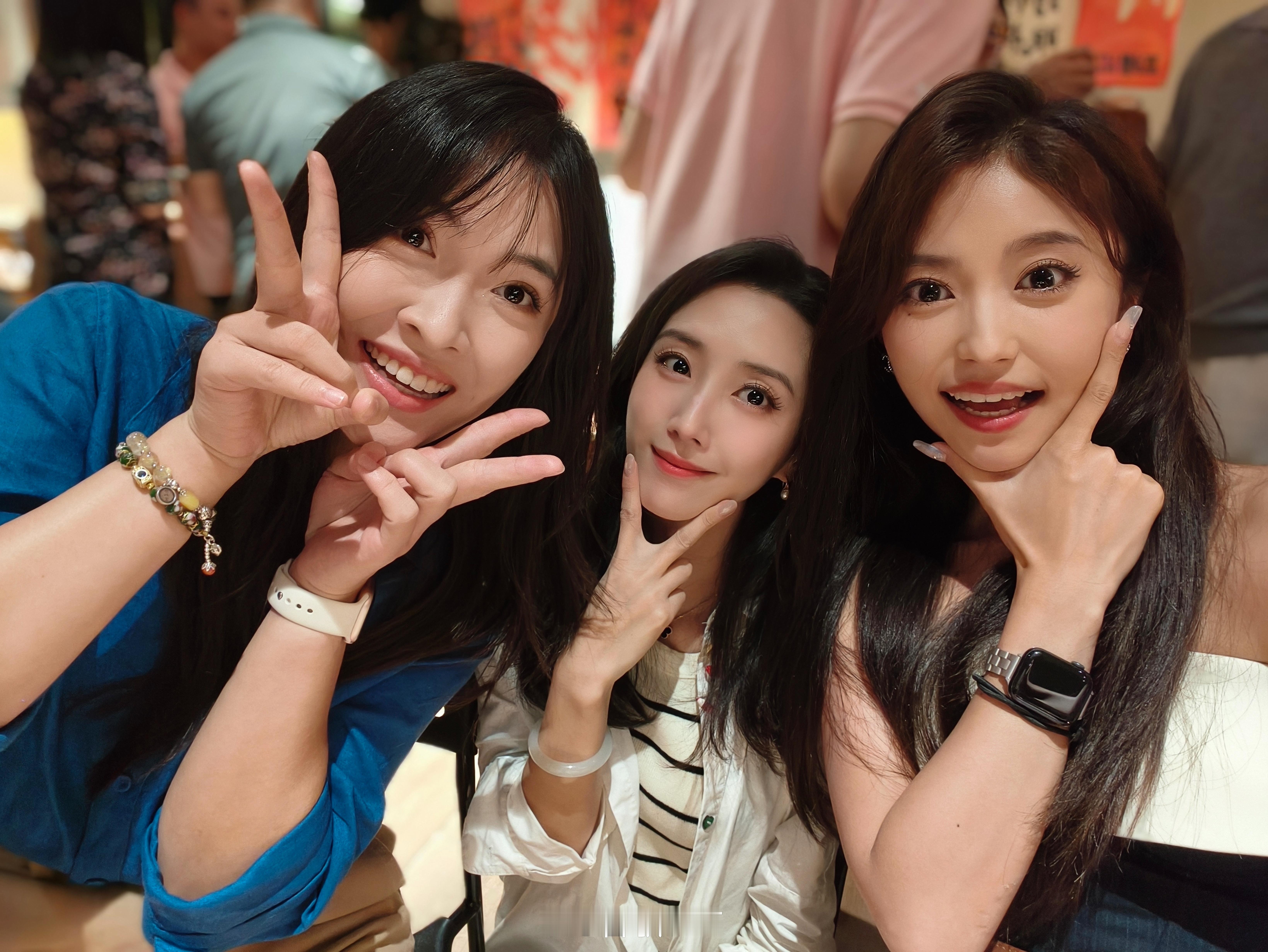和美女贴贴做汽车博主没有别的好处每天都泡在美女堆里～幸福