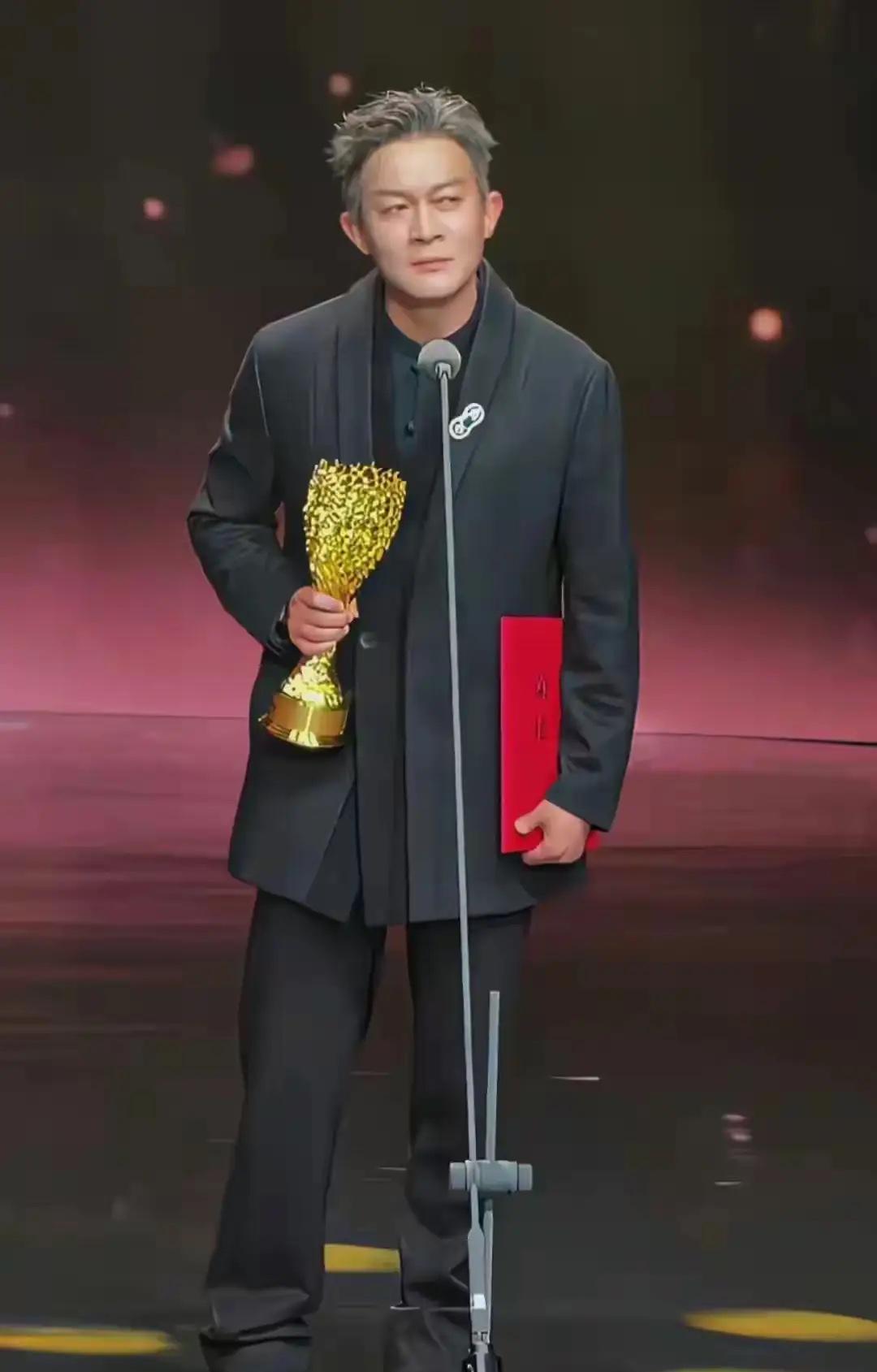 不光杨志刚自己懵了，网友也看懵了！不是因为奖没有含金量，而是他居然拿了最