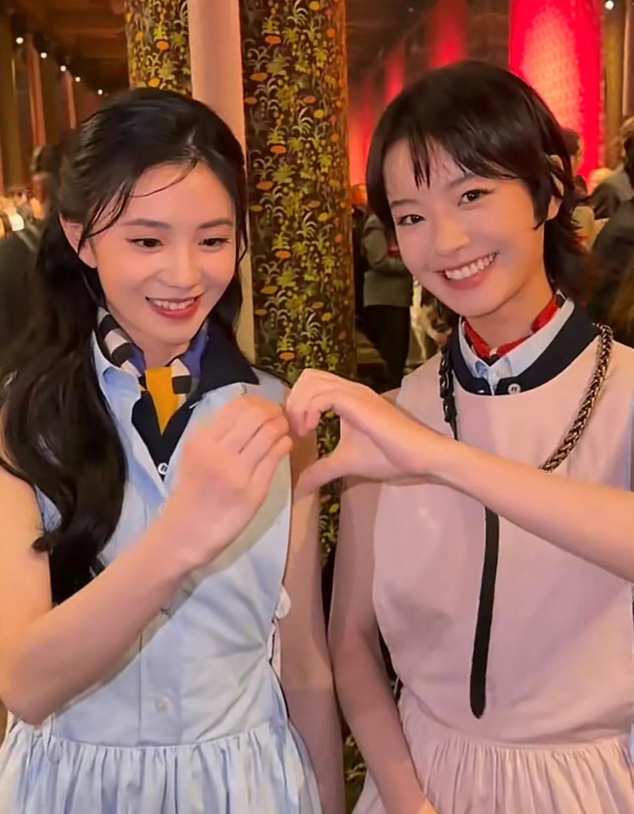 刘浩存：庚希，今天这身粉色太衬你了，文艺范儿直接拉满。李庚希：你这蓝色也很甜