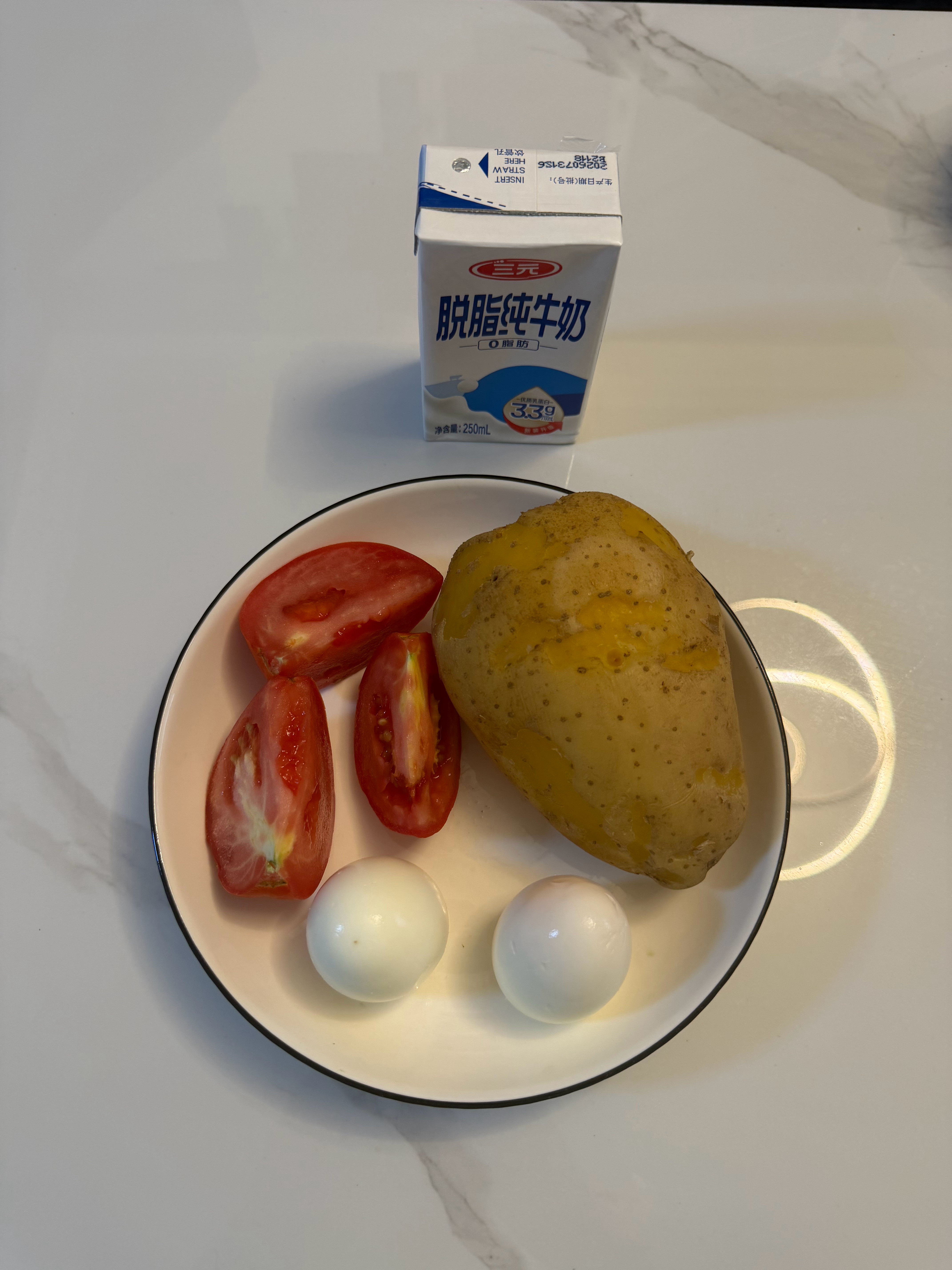 早今早的主食是昨晚蒸熟后放凉的土豆。我早餐基本就是蒸红薯/土豆/甜玉米换着来。