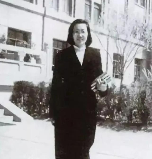 1960年，北大才女王承书狠心离开丈夫和孩子，从此音信全无。17年，当看到满头白