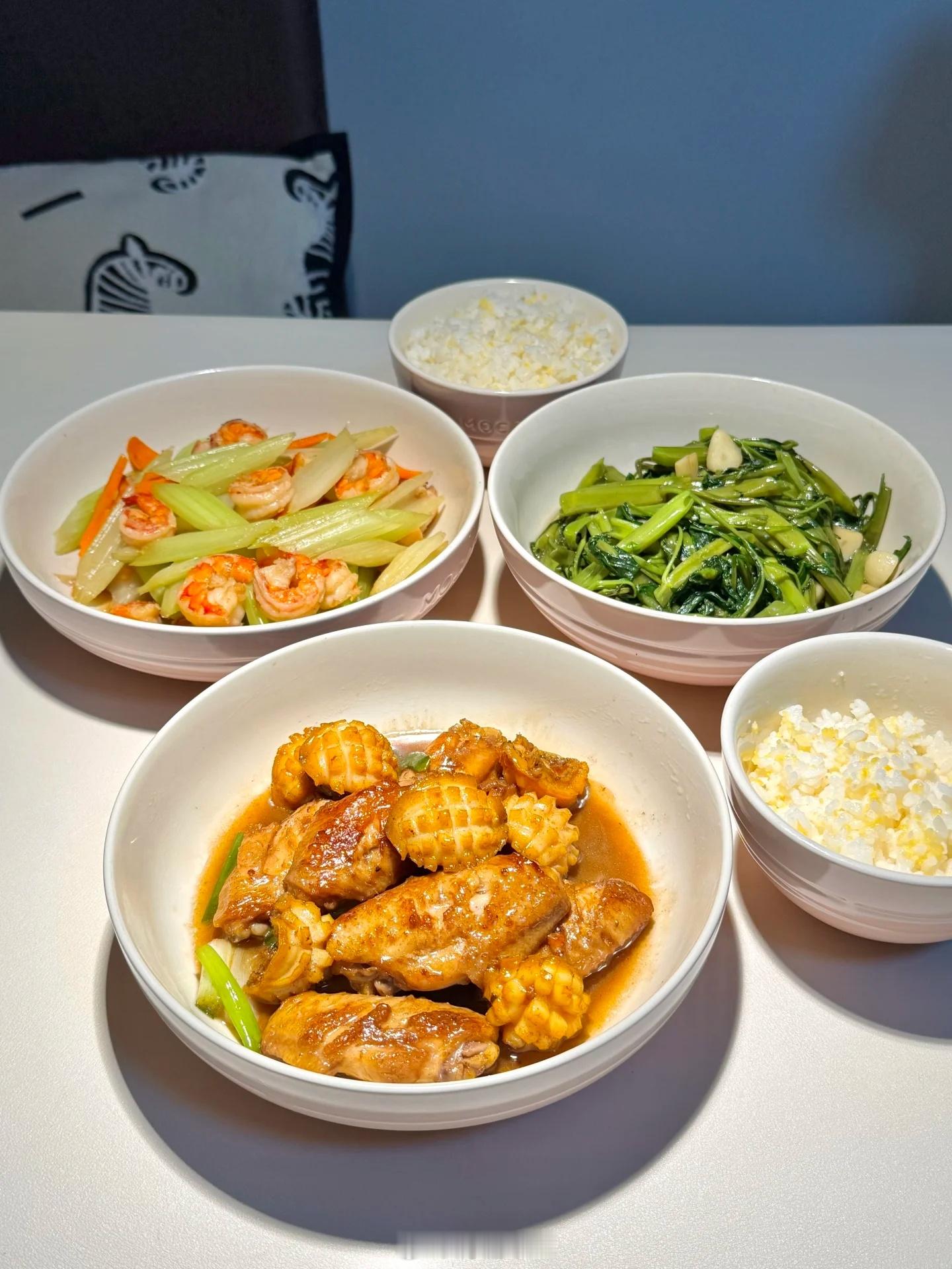 台风鸡翅烧鲍鱼西芹炒虾仁清炒空心菜。​​​