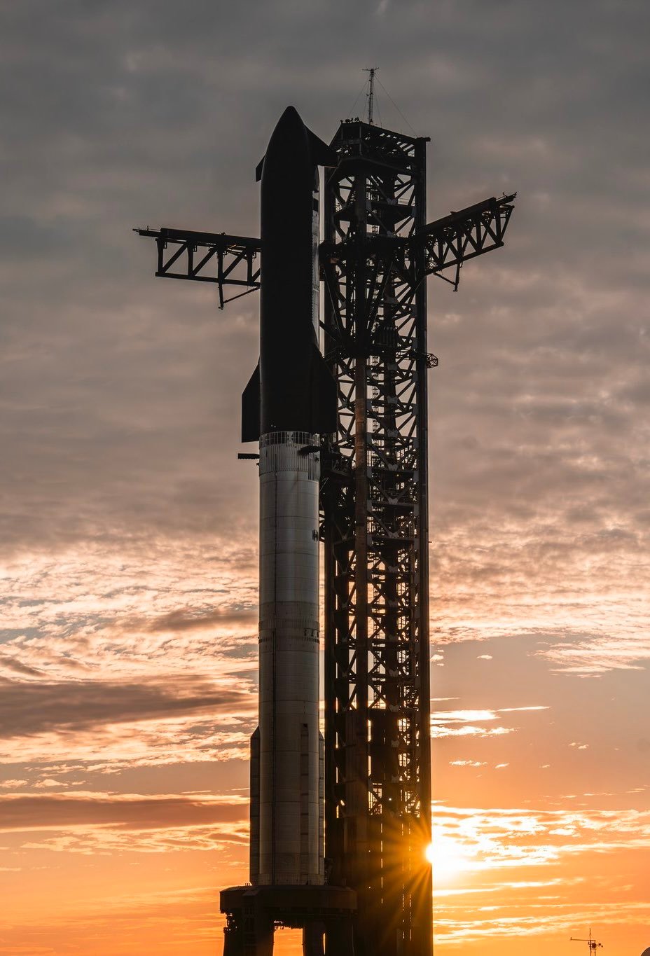 马斯克：SpaceX可能10年内在月球建成自我发展的城市2月9日，马斯克发文称：