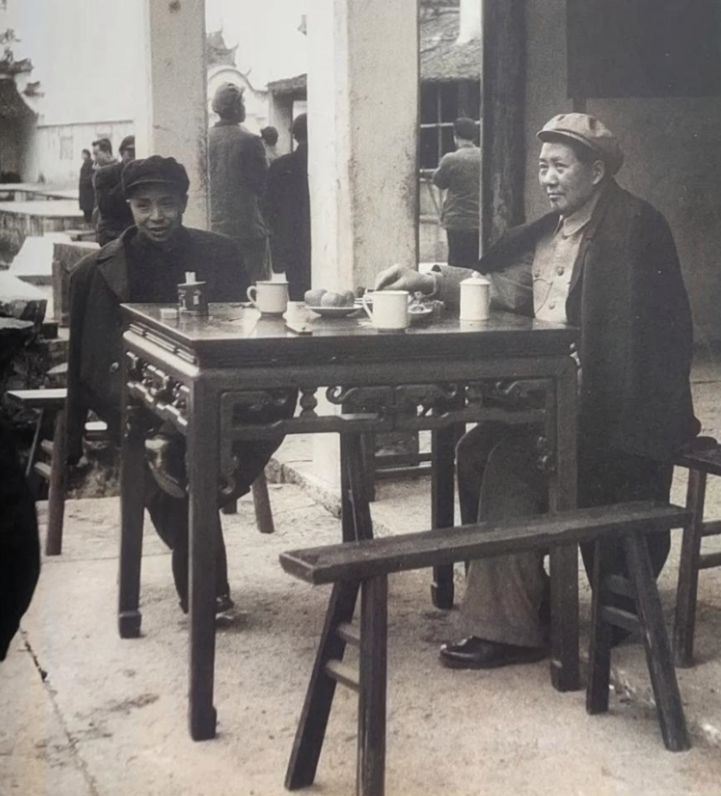 建国初，毛主席坐在街头喝茶的一幕1954年的一张老照片里，毛主席在浙江绍兴