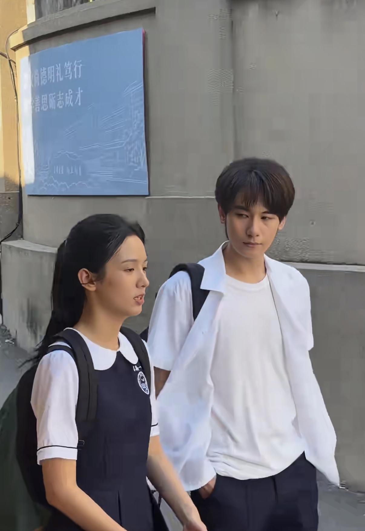 厦门鼓浪屿偶遇胡先煦和周也拍戏，看两人的穿搭就是高中校园戏份，周也长了一张显小的