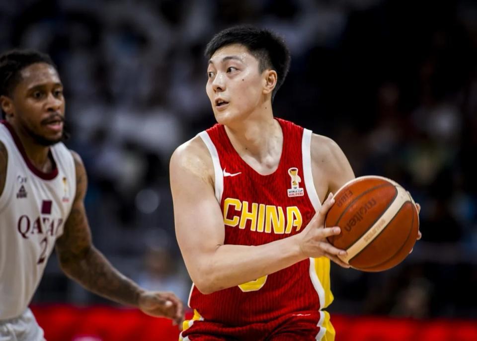 高兴太早，中国男篮赢球却收坏消息，建议淘汰两人，立刻召回徐杰中国男篮大胜卡塔