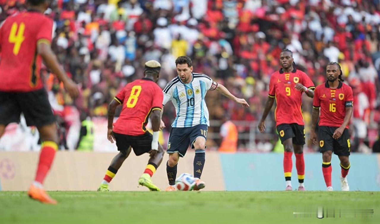对阵安哥拉，阿根廷凭借劳塔罗和梅西的进球2-0获胜。尽管此役有超过15名主力球