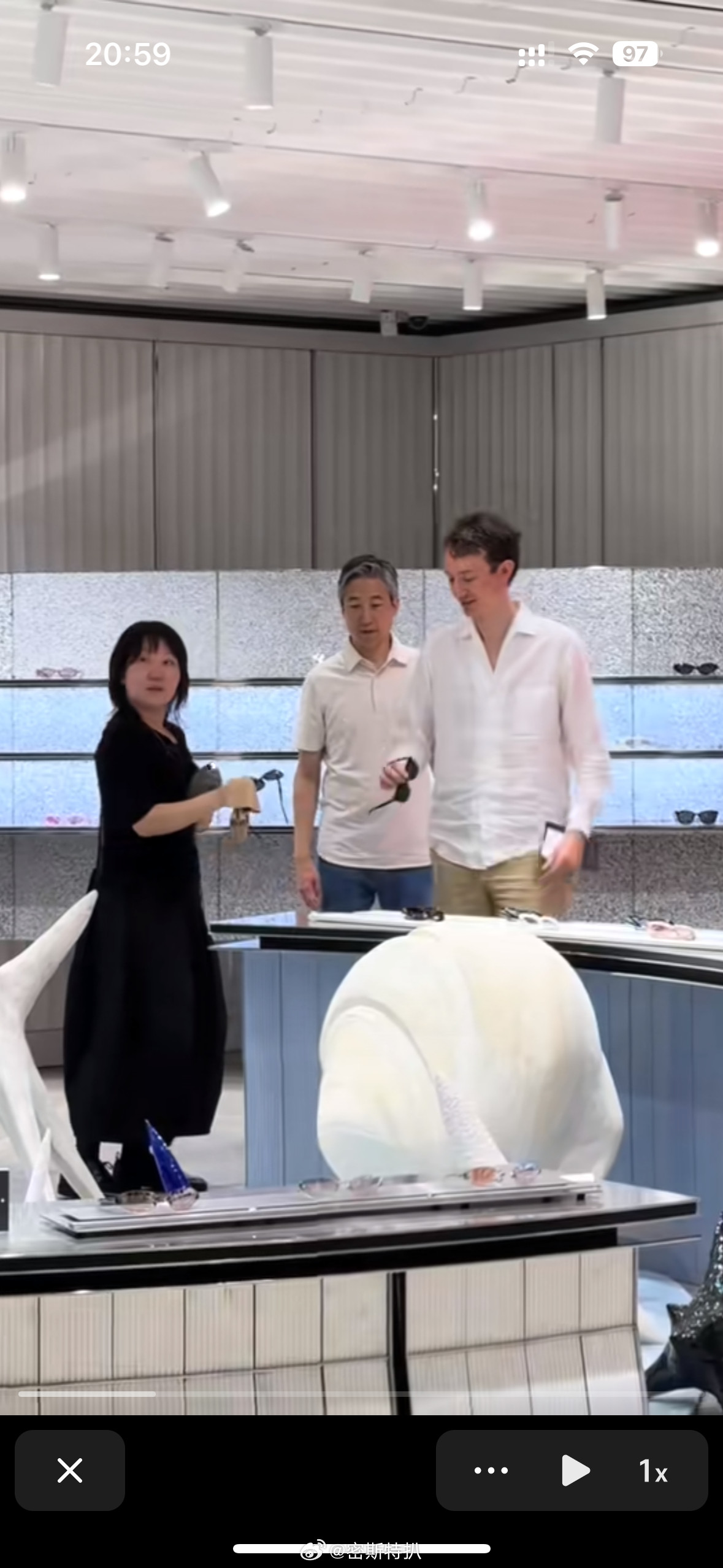 有路人在🇰🇷泡菜偶遇了lv家三公子，他好喜欢lisa啊，真的lisa在哪他在