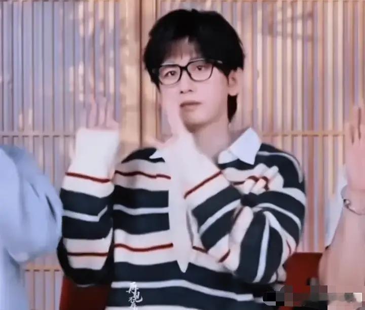 合约撕了。成毅一脚踢开欢瑞，第二天工作室牌子就挂上了。全资控股，一分钱不留外人。