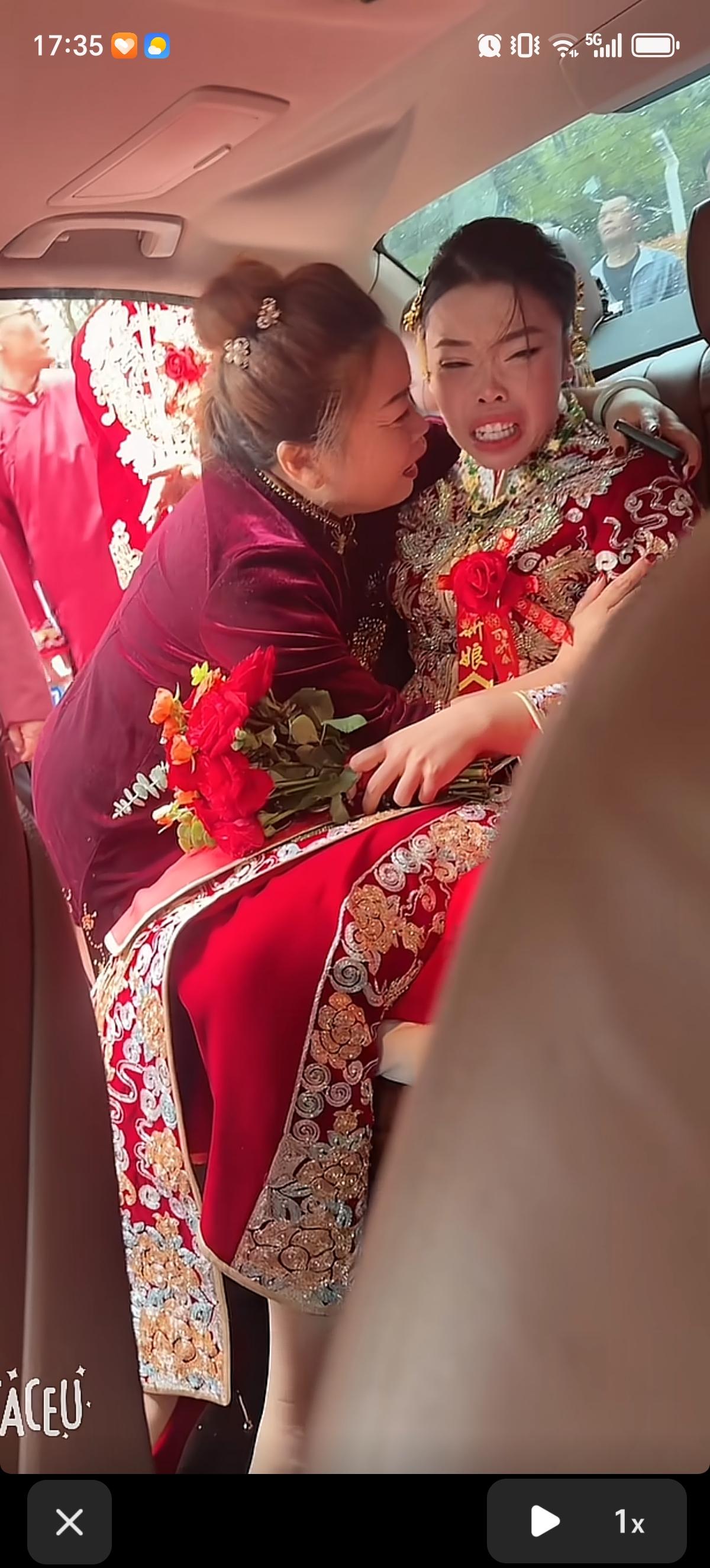 女儿是妈妈的宝贝，即使到了出嫁的年龄，在妈妈眼里还是个没长大的孩子。看着自己千娇