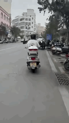 2月12日，广东茂名高州市石鼓镇一男子骑着摩托车，把一名毫无防备的拾荒老人踹倒在