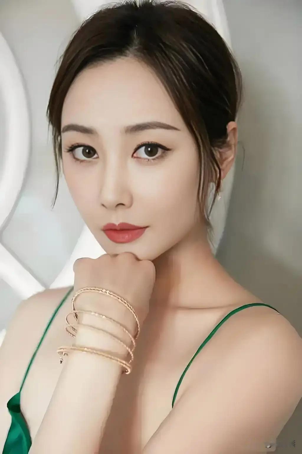 《大生意人》，藏得最深、最带感的角色，就是李纯演的苏紫轩。她一开始顶着“反贼”的