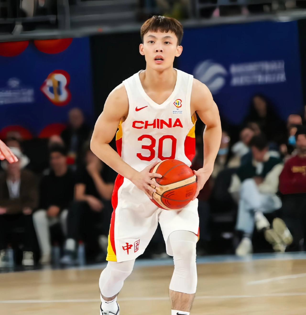 徐杰和张宁落选亚洲杯12人名单也是在广大球迷的意料之中。徐杰进攻可以，但身高是劣