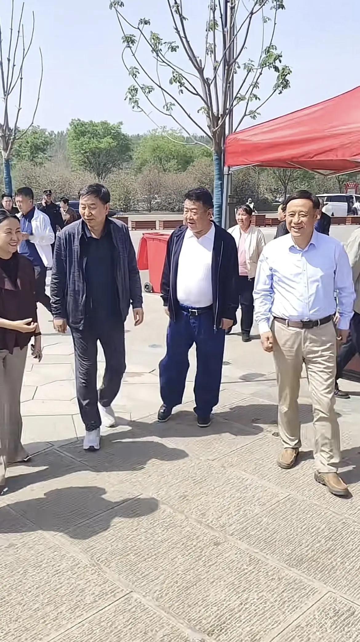 耿彦波去孝义老城参观指导，旁边还有企业家与领导陪同，网民着急了，不会是孝义又想建