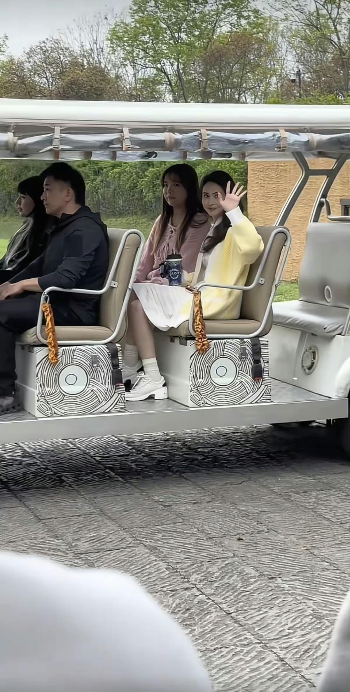 在杭州良渚遗址公园，昆凌一袭白裙悠然现身，与小鹿亲密互动的画面被游客偶遇。尽管镜