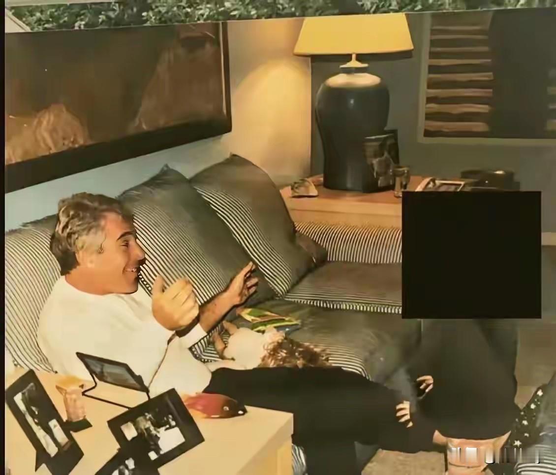 看到这张图真是气愤！都是谁家的孩子啊怎么会落到这种恶魔的手里！沙发上躺着的不