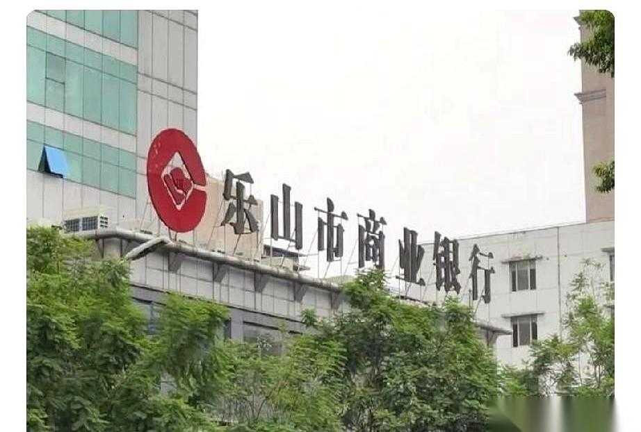 我勒个去，今天刷到个新闻，给我看傻了。给银行里的人塞1.1个亿的好处费，就能换