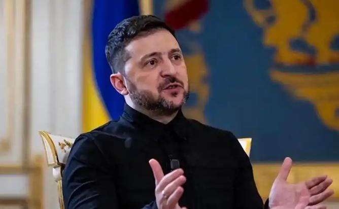 撑不住了！泽连斯基低头，乌克兰彻底扛不住了。谁能想到，曾经硬气十足、喊着“战