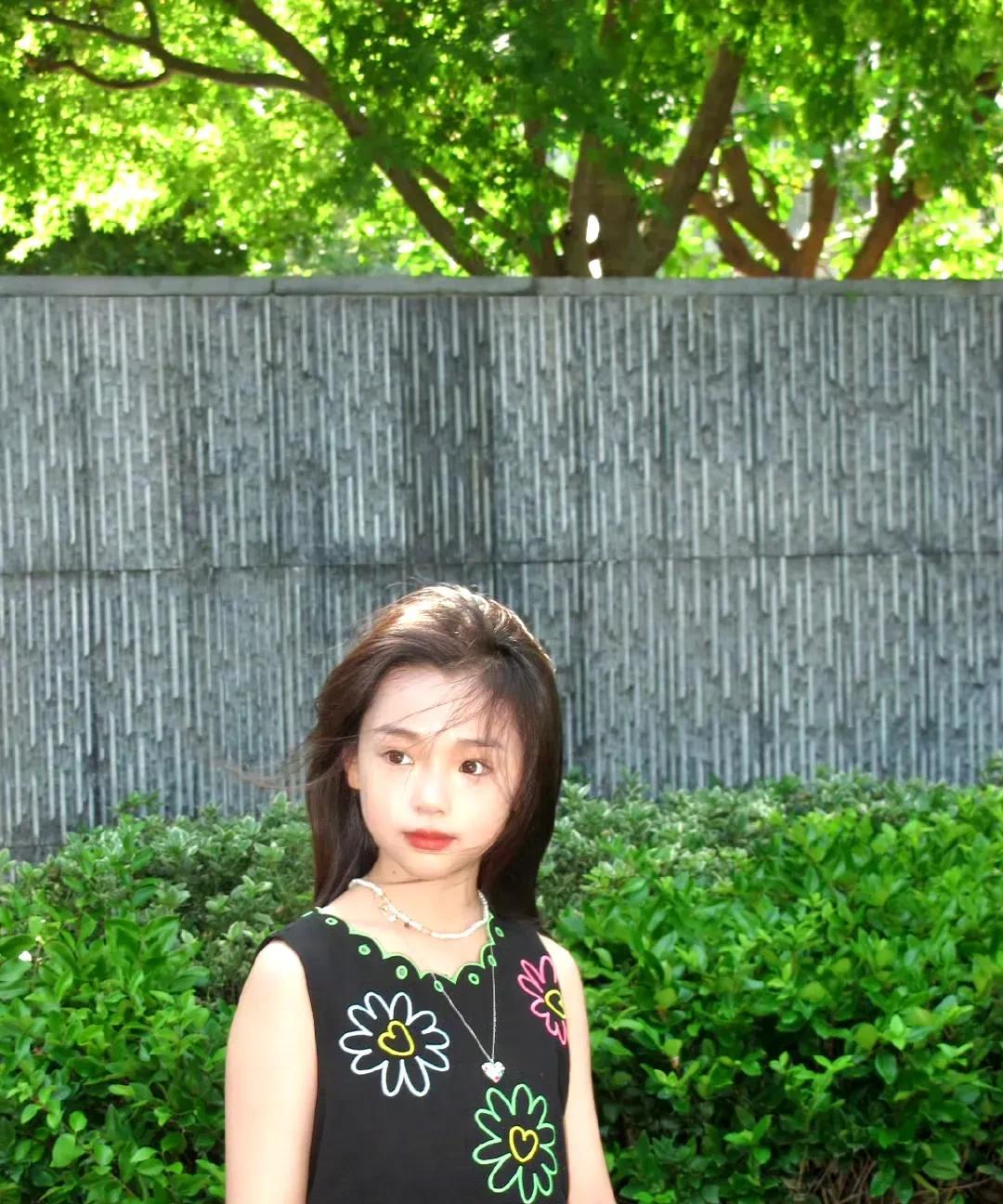 董璇女儿是极少数颜值超过妈妈的星二代了。虽说董璇也很漂亮，但我总觉得她五官分开