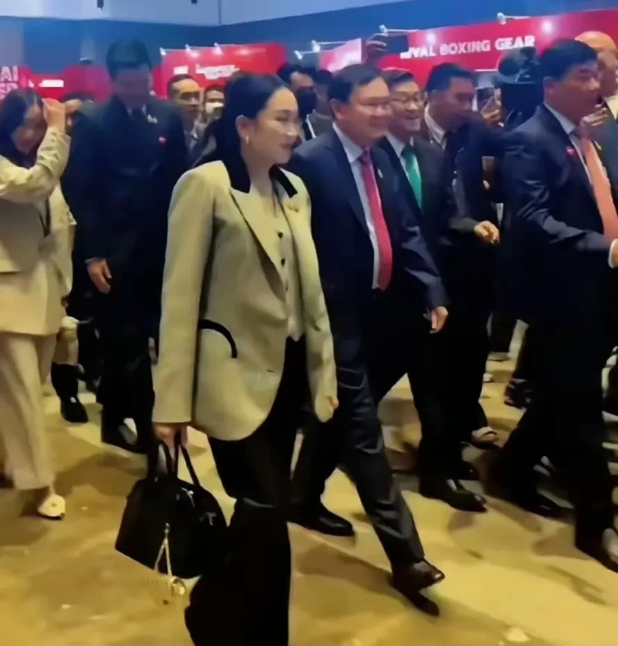 他信打破沉默，敏感问题一概不谈啥？前总理他信竟然公开露面