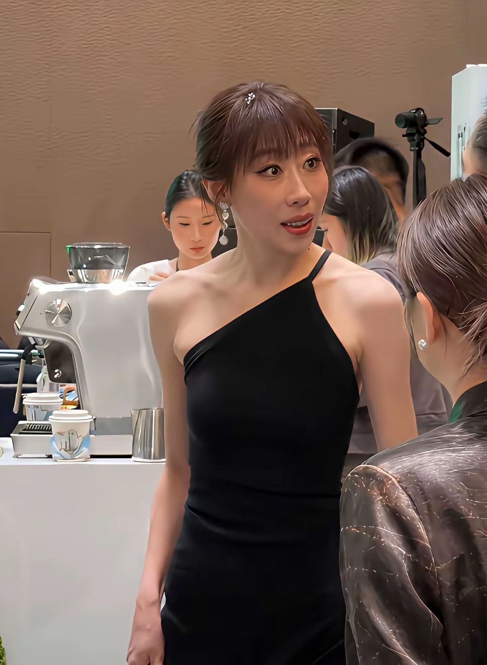 任素汐这妆是自己画的吗？感觉太自然了，很漂亮，完全相当于素颜，也就是眼睛和嘴巴感