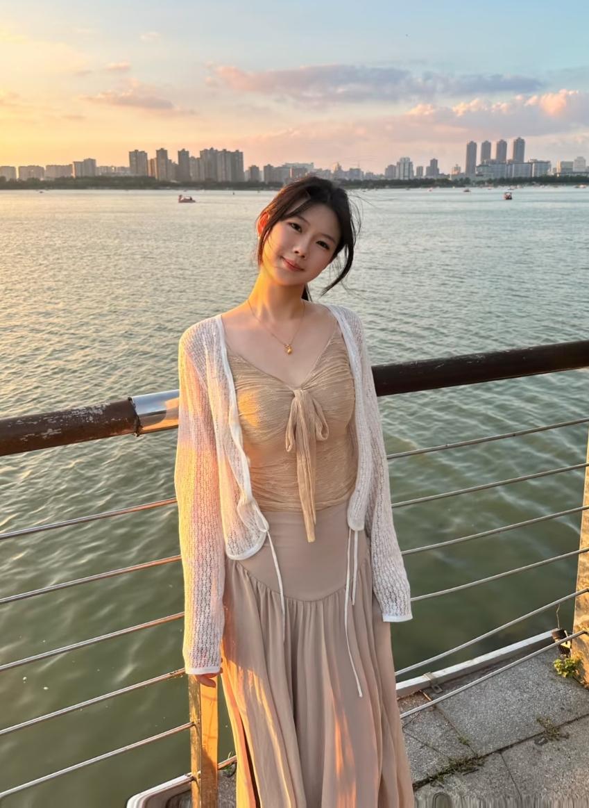妹妹20岁逛街被陌生男子要微信，我的心一下子揪紧了妹妹刚满二十岁，昨天独自
