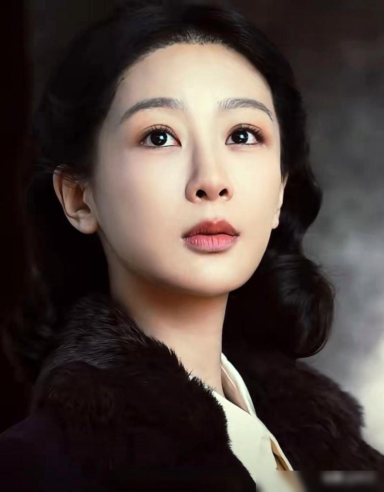 《玉兰花开君再来》近日发布杨紫的定妆照，妆造素雅，但还蛮有民国氛围感。在这部剧里