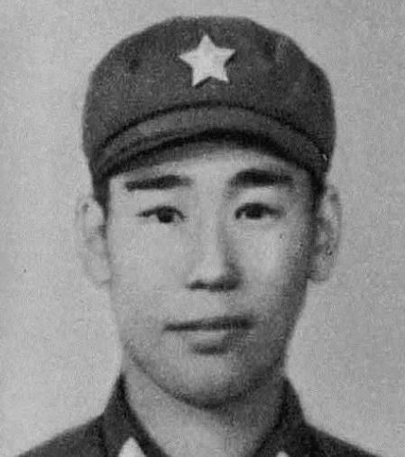 🌞1979年2月，姜利民摸到了越军阵地，越军没有发现他，谁知他突然打开手电